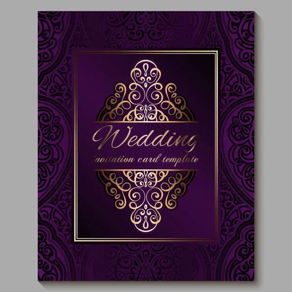 Hochzeitseinladungskarte mit goldglänzendem orientalischem und barockem Blattwerk. royalviolett verzierten islamischen Hintergrund für Ihr Design. Islam, Arabisch, Indisch, Dubai. — Stockvektor