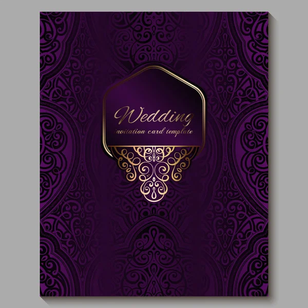 Hochzeitseinladungskarte mit goldglänzendem orientalischem und barockem Blattwerk. royalviolett verzierten islamischen Hintergrund für Ihr Design. Islam, Arabisch, Indisch, Dubai. — Stockvektor