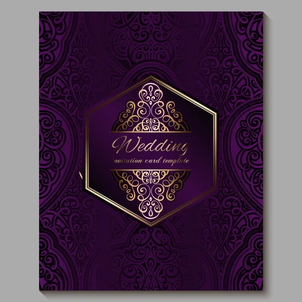 Hochzeitseinladungskarte mit goldglänzendem orientalischem und barockem Blattwerk. royalviolett verzierten islamischen Hintergrund für Ihr Design. Islam, Arabisch, Indisch, Dubai. — Stockvektor