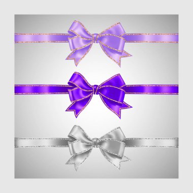 Altın ve gümüş glitter parlak çizgili üç gerçekçi beyaz, lavanta leylak rengi ve mor ipek kurdele yay, dekorasyon, promosyon, advetrisment veya satış için vektör illüstrasyon seti