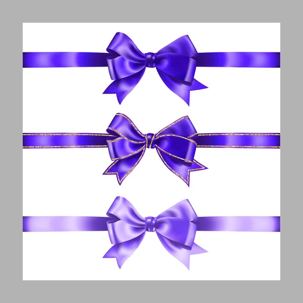 一套三个逼真的紫色丝带蝴蝶结与金色闪闪发光的条纹，矢量插图元素隔离在白色上，用于装饰，促销，装饰，销售或庆祝横幅 — 图库矢量图片