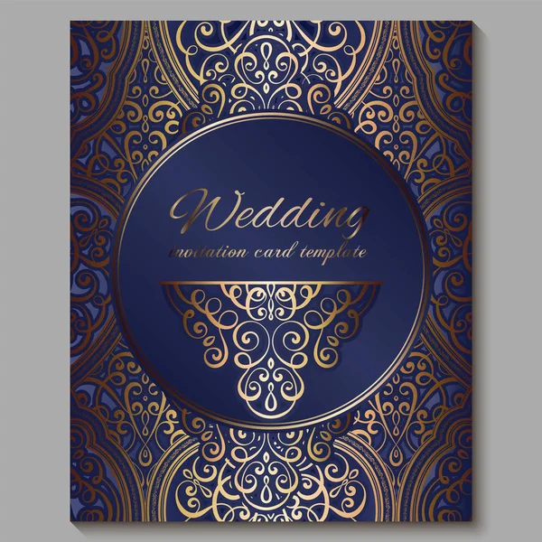 Tarjeta de invitación de boda con oro brillante follaje rico oriental y barroco. Fondo islámico adornado azul real para su diseño. Islam, árabe, indio, Dubai . — Vector de stock