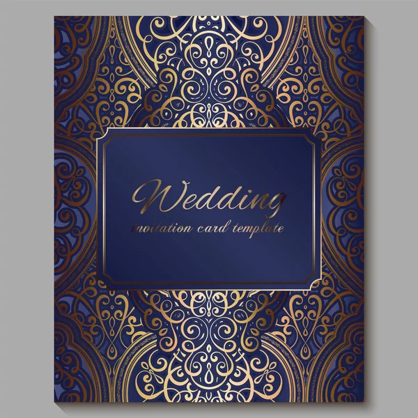 Tarjeta de invitación de boda con oro brillante follaje rico oriental y barroco. Fondo islámico adornado azul real para su diseño. Islam, árabe, indio, Dubai . — Archivo Imágenes Vectoriales