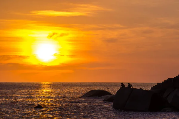 Balık Tutma Çocukla Denizde Büyük Güneş — Stok fotoğraf