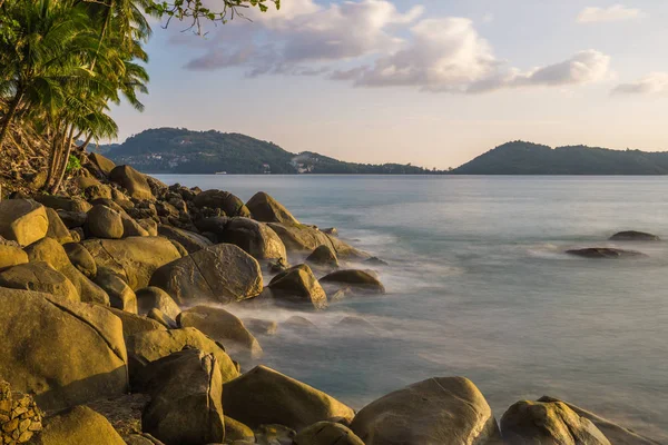 Costa Rochosa Com Onda Smoothies Captura Noite Luz Solar Dourada — Fotografia de Stock