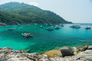 Phuket, Tayland Racha Adası. Bir Phuket en ünlü adada. Muhteşem manzara ve kristal berraklığında su turist ziyaret etmek burada için çok çekici.
