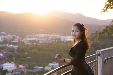 Bell portre çekim Rang Hill'de, Phuket, Tayland. Yakalama günbatımı arka plan ile birlikteydi. Bu bir ünlü yer gün batımı görünümü Phuket şehir noktasıdır.