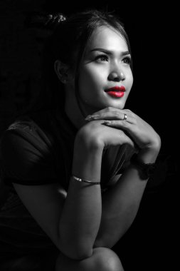 Bell portre stüdyo çekim mükemmel portre çekim için bazı büyüleyici poz hareket için Çince Geleneksel gömlek giyiyor. 