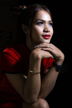 Bell portre stüdyo çekim mükemmel portre çekim için bazı büyüleyici poz hareket için Çince Geleneksel gömlek giyiyor. 