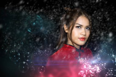 Bell portre stüdyo çekim mükemmel portre çekim için bazı büyüleyici poz hareket için Çince Geleneksel gömlek giyiyor. 