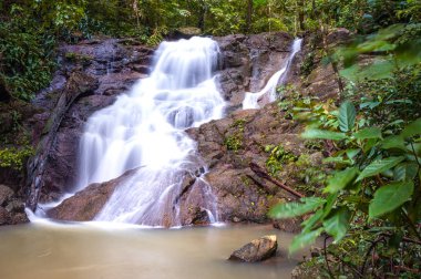 Kathu Phuket ISA koruma alanı çevreleyen yemyeşil yeşil orman ile şelale. Orada needtodo bir bit hiking bu, ancak, doğal ihtişam için değer. 