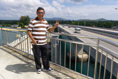 Phuket, Tayland - 27 Ekim 2017: Sarasin köprü Phuket Phang Nga ilinde anakaraya bağlı o Phuket Adası inşa ilk köprü olduğunu. Bu köprü, 1967 yılında resmen açıldı. Sarasin köprü uzunluğu 700 metre uzunluğunda olduğunu.