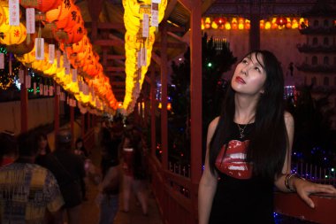 Irene portre çekim içinde Malaysia, Taylandlı kız, güzel çekici ve enerji dolu bir kız. Benim model olmak için güzel bir bayan. Penang Adası'nda, koridor yakalamak bir tapınağın Kok Lok Si Tapınağı.