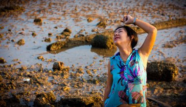 Irene portre çekim içinde Malaysia, Taylandlı kız, güzel çekici ve enerji dolu bir kız. Benim model olmak için güzel bir bayan. Phuket, Tayland yakalamak. Düşük tide beach, dans ediyor.