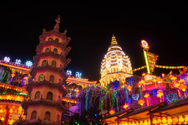 Kek Lok Si Tapınağı George Town Penang Adası üzerinde hava ITAM dağda bulunan. Bu Malezya en büyük Budist Tapınağı var. Yanı sıra çarpıcı mimari tasarım ihtişamı gözler koymak andan itibaren mesmerised bırakacağım. 