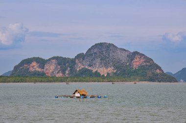 Phang Nga Körfezi Phuket, pastoral dalgalı hill, uzak yerleri ile geniş açık alanlarda, bu hayret vericidir sunuyor view tam kuzeyinde yer alır. Bu alan yemyeşil vadiler ile doğal görkemi, nefes kesici ve tarihi sürücülerde.