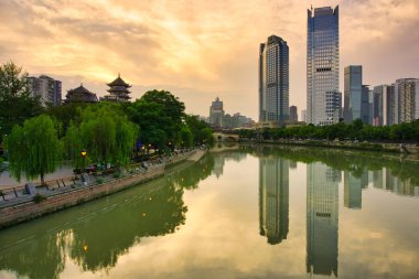 Cheng Du kentin katlı mirası sürekli mevcut bir şehirdir. İhtişam ve tarihi mimarisi müreffeh metropolis birleşimi. Onun iyi korunmuş eski şehir, Antik harikalar gibi estetik tasarım bina modern çağın.