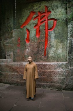 Sichuan, Çin - 11 Mayıs, 2017: Leshan dev Buda bir 71 metre yüksekliğinde taş heykel olduğunu. Bir kentin katlı mirası sürekli mevcut olduğunu. Antik harikalar görkemi izin antik bir nimet deneyim. Bir Budist Keşiş stand önünde 