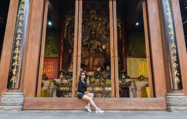 Leshan dev Buda bir 71 metre yüksekliğinde taş heykel olduğunu. Bir kentin katlı mirası sürekli mevcut olduğunu. Antik harikalar görkemi izin antik bir nimet deneyim. Nefes kesen doğa doğal ve kültürel harikası kombinasyonu.