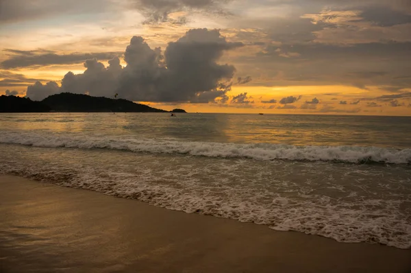Parlak Güneş Işığı Menziller Muhteşem Sahil Şeridine Gökyüzünü Delip Geçiyor — Stok fotoğraf