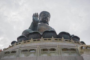 Tian Tan Buddha, Buddha Shakyamuni 'nin 1990 yılında inşa edilmiş ve 1993 yılında tamamlanmış büyük bir bronz heykelidir. Heykel 34 metre ve 250 ton ağırlığında, Hong Kong 'un ana kara parçası. Bu bölge ormanla çevrili ve manzaralı yerler var.