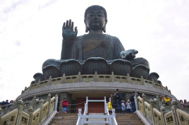 Tian Tan Buddha, Buddha Shakyamuni 'nin 1990 yılında inşa edilmiş ve 1993 yılında tamamlanmış büyük bir bronz heykelidir. Heykel 34 metre ve 250 ton ağırlığında, Hong Kong 'un ana kara parçası. Bu bölge ormanla çevrili ve manzaralı yerler var.