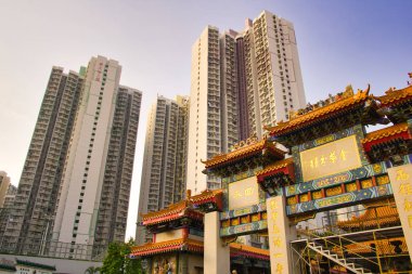 Wong Tai Sin Temple and City, Hong Kong 'da tanınmış bir tapınak ve turistik bir cazibe. Geniş ve tarihi mimarinin kombinasyonuna sahip olan bu tesis, kentin katlı mirası.