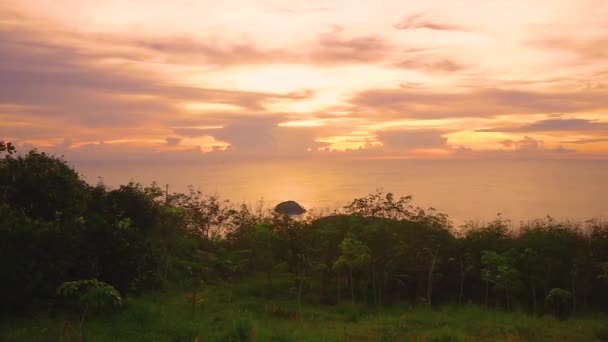 Puesta Sol Colina Phuket Tailandia Una Hermosa Puesta Sol Cima — Vídeo de stock
