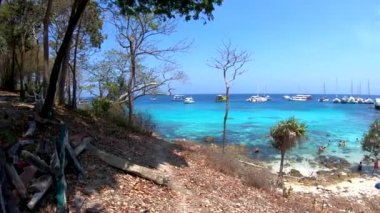 Raca Island, muhteşem sahil şeridi ve Zümrüt Dağları rocky beach, gök mavisi mavi suları stark doğal güzelliği ile biten. Doğal görkemi, tüm için unutulmaz bir macera konaklamanız süresince kadar ekler.