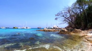 Raca Island, muhteşem sahil şeridi ve Zümrüt Dağları rocky beach, gök mavisi mavi suları stark doğal güzelliği ile biten. Doğal görkemi, tüm için unutulmaz bir macera konaklamanız süresince kadar ekler.