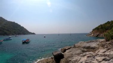 Ana plaj Racha Adası uzanıyor ışıltılı beyaz plajları, mükemmel okyanus koşulları kum. Biri en doğal, yemyeşil vadiler ile adada nefes kesici. Geniş açık alanlarda, hafif esinti, ruh çok sevinçli.