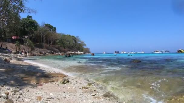 Isla Racha Hermosa Costa Montañas Esmeraldas Que Terminan Playa Rocosa — Vídeo de stock