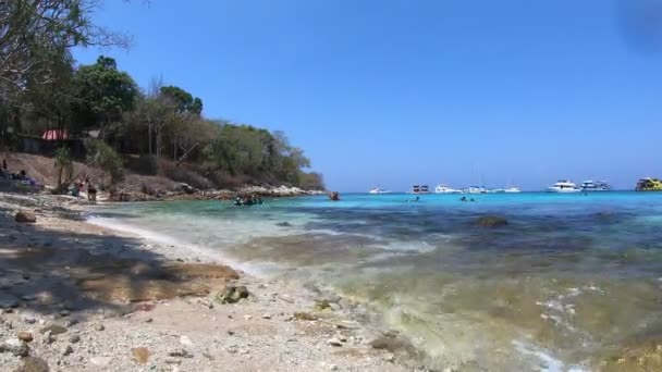 L'île Racha, magnifique littoral et montagnes émeraudes se terminant par une plage rocheuse, eaux bleues céruléennes avec sa beauté naturelle. splendeur scénique, tout cela s'ajoute à une aventure inoubliable pendant votre séjour .