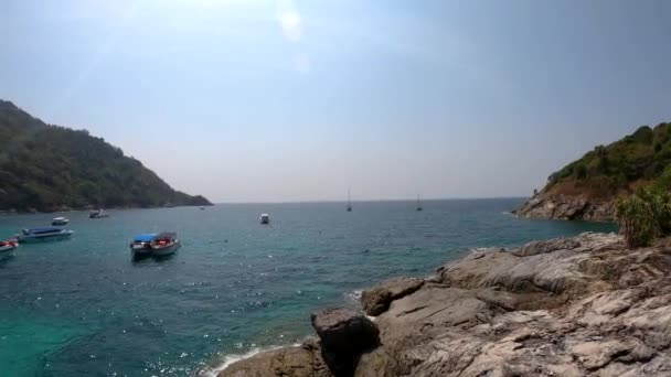 メイン ビーチのラチャ島 きらびやかなホワイトの白砂のビーチ 完璧な海の条件 いずれか最も景観 緑豊かな谷と島の息をのむ 広大なオープン スペースは 穏やかな風 気分は大喜び — ストック動画