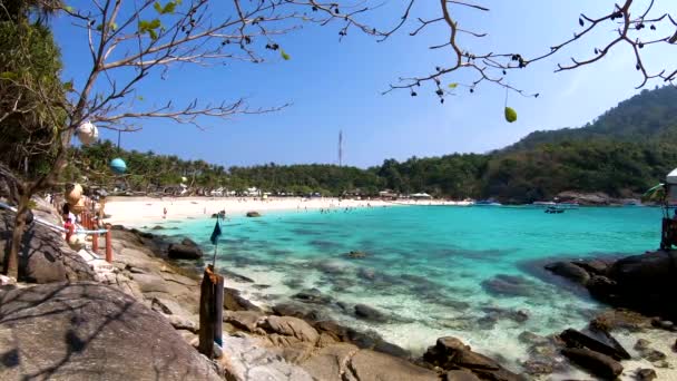 ラチャ島 豪華な海岸線およびエメラルド山の岩の多いビーチでその厳しい自然の美しさとセルリアン ブルーの海を終わるします 風光明媚な素晴らしさは 最高の忘れられない冒険にご滞在中 — ストック動画