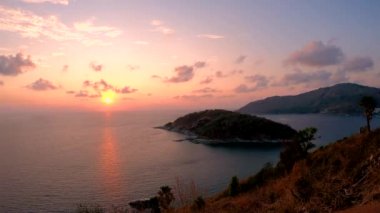 Phrom Thep Cape gün batımı, Phuket bu en güzel bir görünüm noktası. Dik eğimli bir kıvrımlı arka ülke parkurları ile geçit, muhteşem kıyı şeridi, hafif esinti ve muhteşem gün batımı ile biten derin kanyon, sunduğu görünümü şaşırtıcı.
