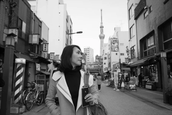 在东京街头漫步时拍摄一幅肖像 它是东京市中心的一条主要干道 东京天树塔背景 是广播塔 世界第二高塔 — 图库照片