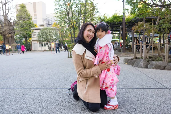 Irene Sokakta Bir Japon Küçük Kız Sarılmak Onunla Bir Fotoğraf — Stok fotoğraf