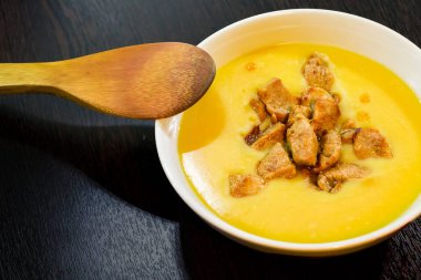 Koyu bir arka plan üzerinde kızarmış et ile fasulye püresi