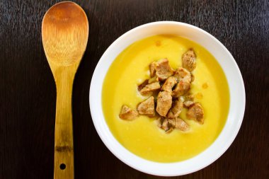 Koyu bir arka plan üzerinde kızarmış et ile fasulye püresi