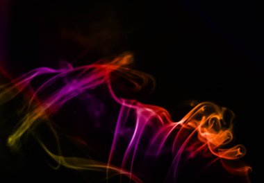 siyah bir arka plan üzerinde renkli duman