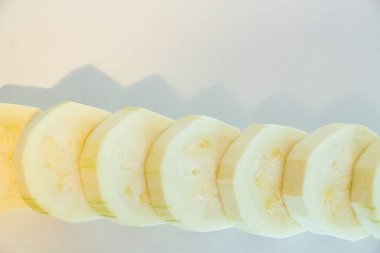 Beyaz arkaplanda kabak dilimlenmiş