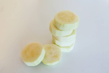 Beyaz arkaplanda kabak dilimlenmiş