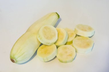 Beyaz arkaplanda kabak dilimlenmiş