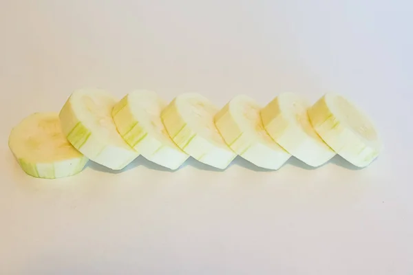 Zucchini切片 白色背景 — 图库照片