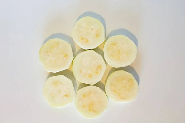 Zucchini Scheiben Auf Weißem Hintergrund — Stockfoto