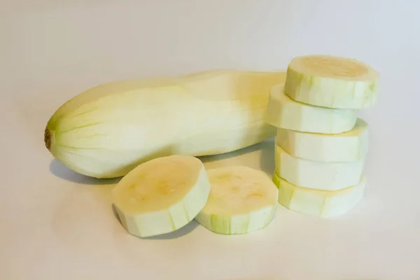 Zucchini Scheiben Auf Weißem Hintergrund — Stockfoto