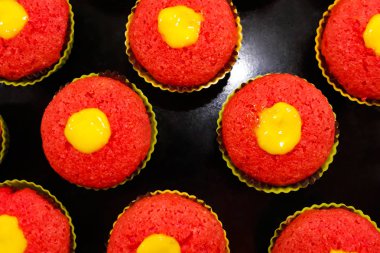 Kırmızı bisküvilerden sulu kekler pişiriyorum.