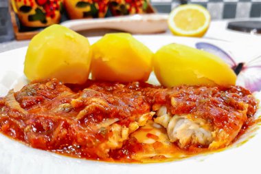 Domates soslu ve patatesli Tilapia.