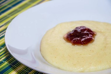 Yeşil bambu arka planda reçelli Semolina